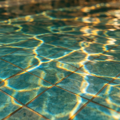 Turquoise tegels onder water, detail