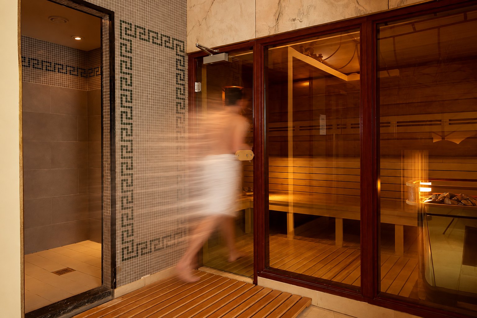 Een gast stapt de Finse sauna in