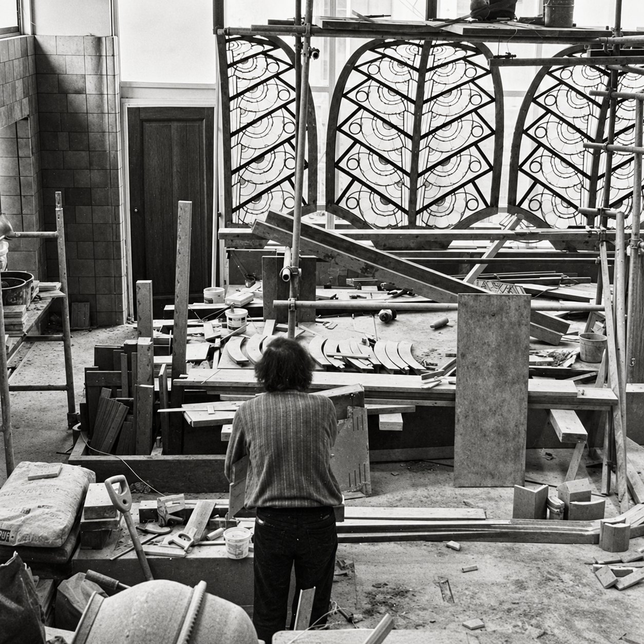 Zwart-witfoto van een werkplaats vol genummerde ornamenten